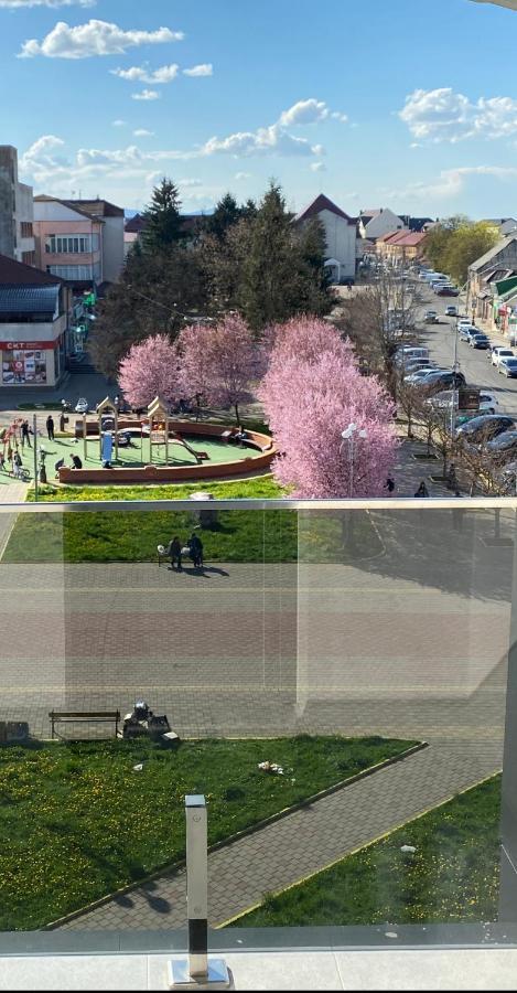 Готель Тячів ภายนอก รูปภาพ