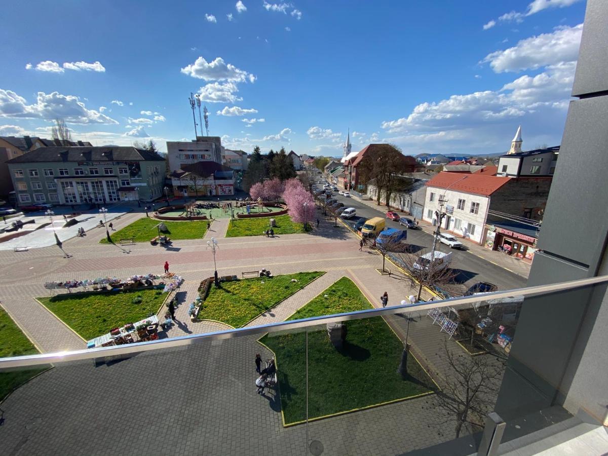 Готель Тячів ภายนอก รูปภาพ