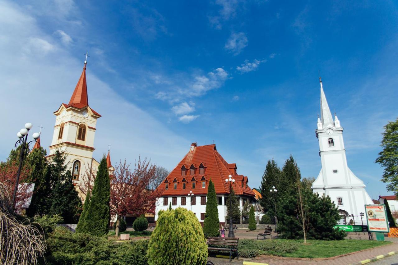 Готель Тячів ภายนอก รูปภาพ