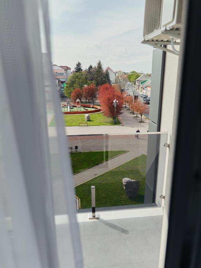 Готель Тячів ภายนอก รูปภาพ